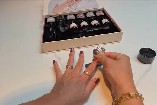 Hur tar man bort nagellackspulver?
